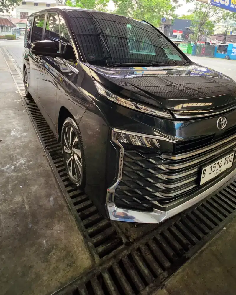 Toyoya Voxy 2.0 Cvt 2023 hitam metalik