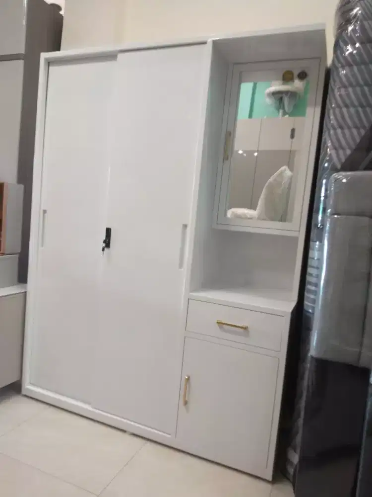 Lemari 3 Pintu Bahan Plat Besi