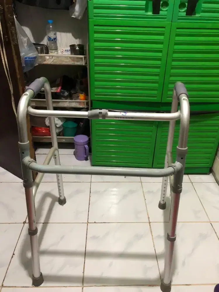 Alat bantu jalan 4 kaki