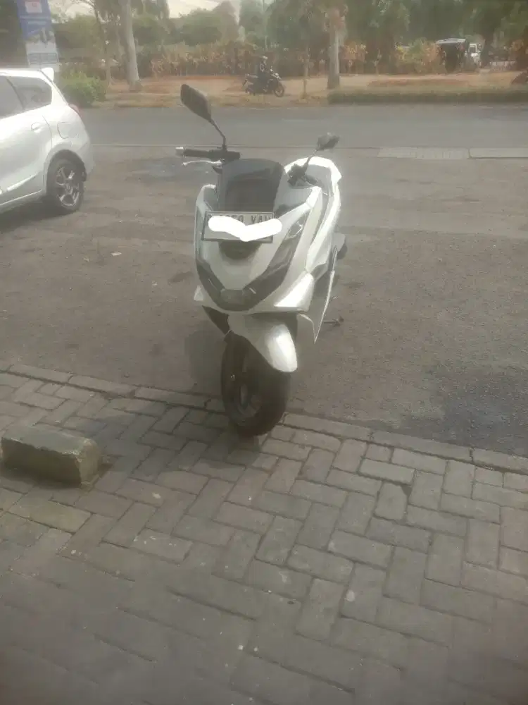 MOTOR HONDA PCX 160 CC TAHUN 2024 WARNA PUTIH ISTIMEWA