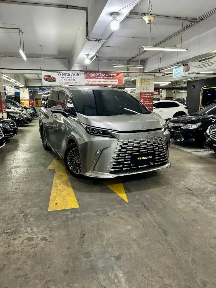 KM 11rb Lexus LM350h 7seat 2025 Like New 2026