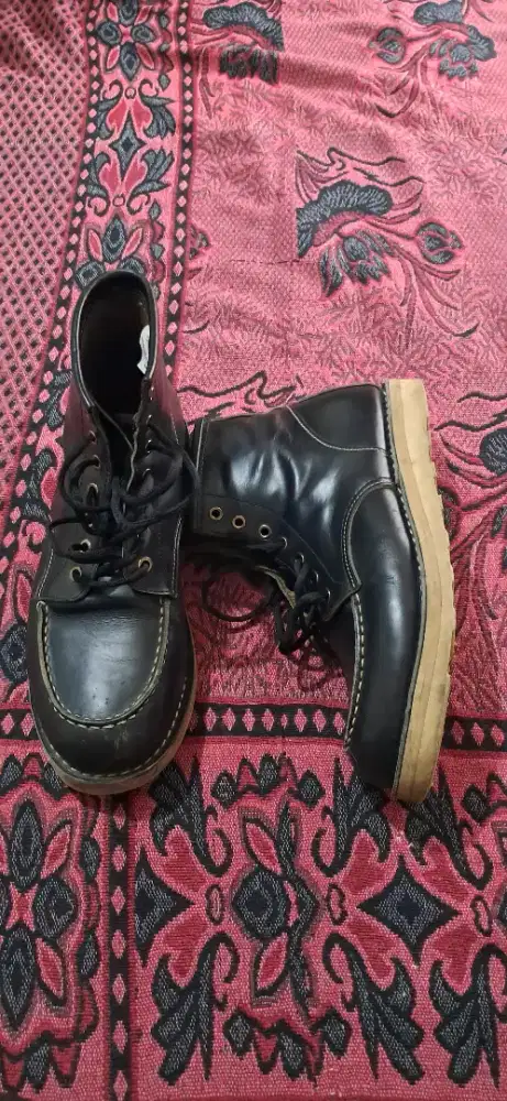 Sepatu jarred pathos