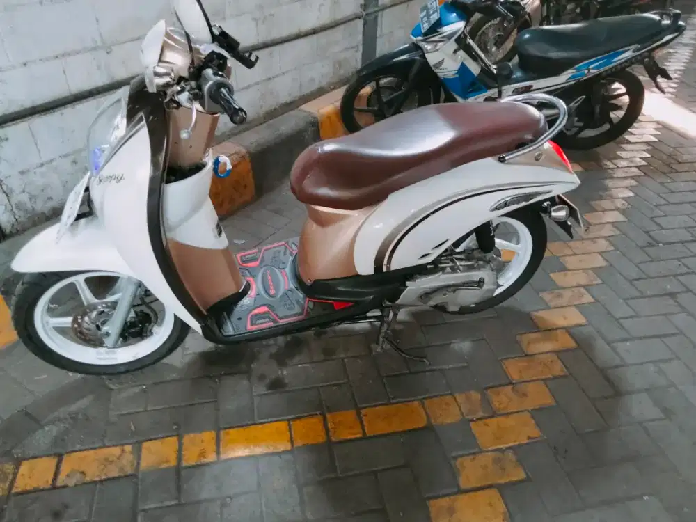Scoopy 2011 putih