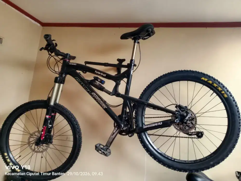 Sepeda gunung MTB merk SantaCruz
