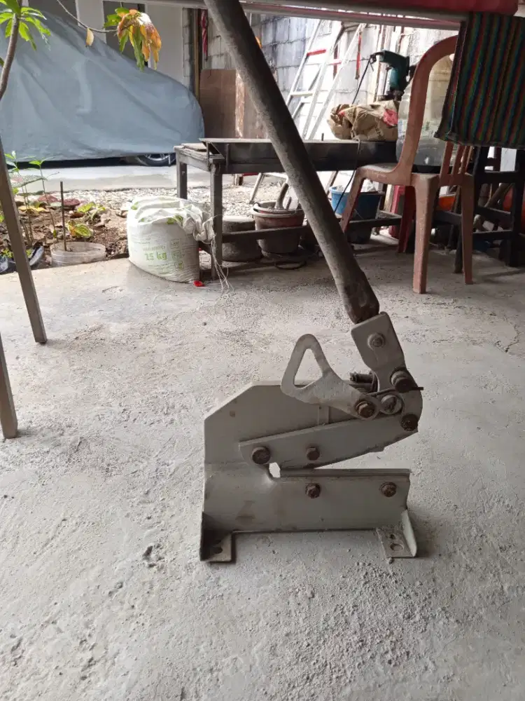 Alat potong plat bekas pakai