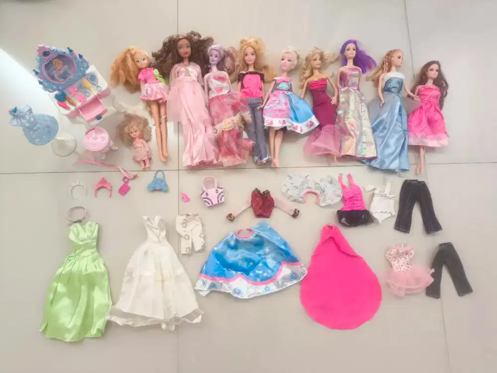Boneka Barbie dan perlengkapannya