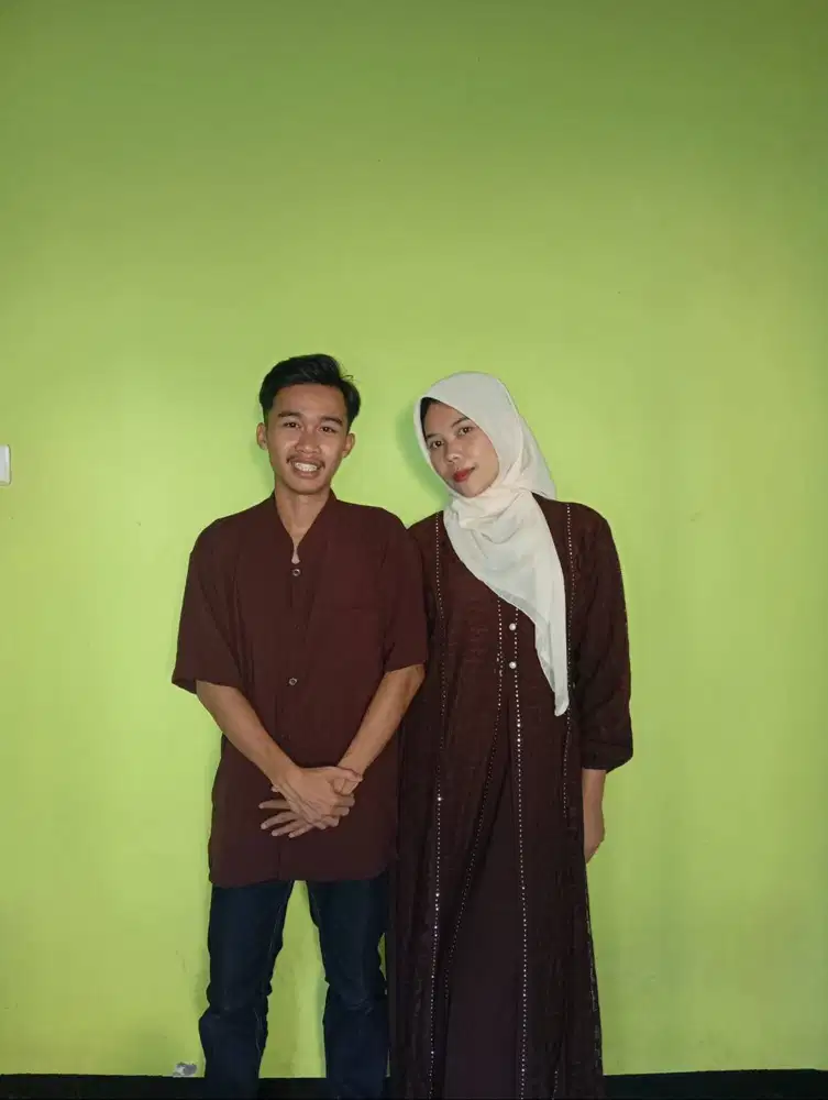 Mencari lowongan pekerjaan suami istri