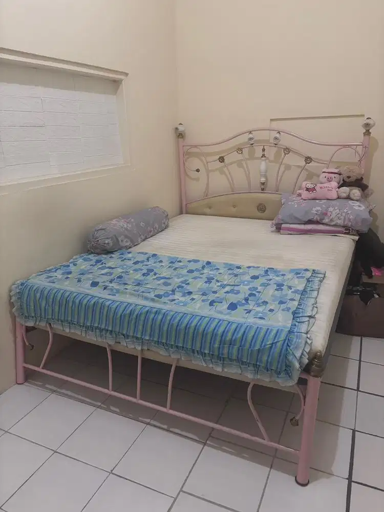 Tempat tidur dan kasur tebal