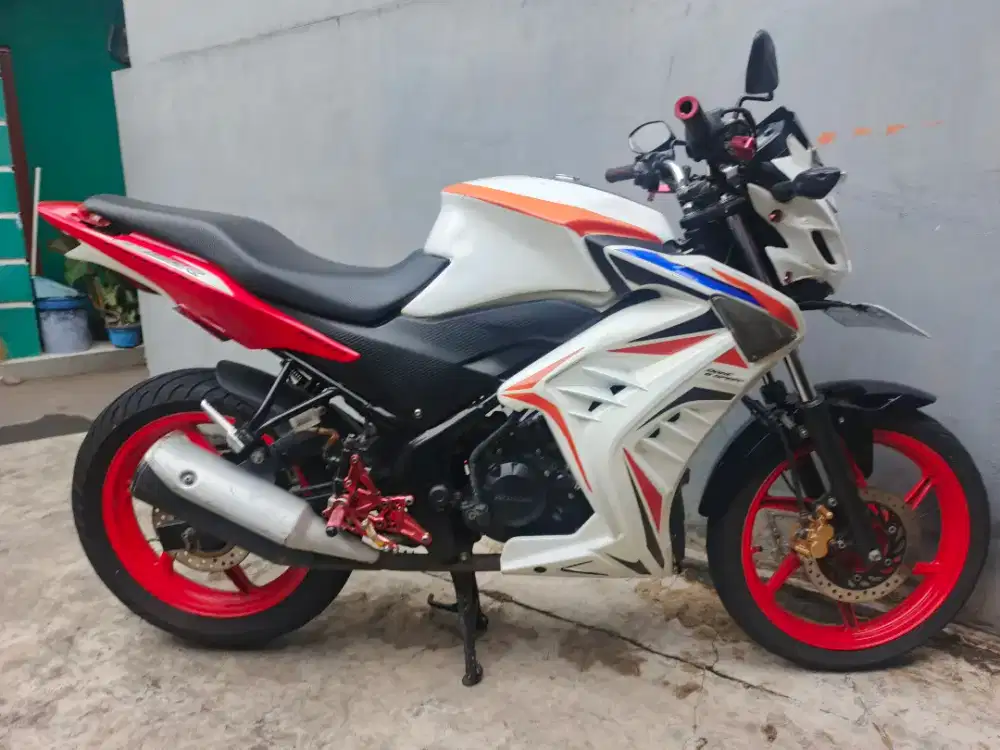 Honda CB 150R thn 2015 Surat lengkap, Mesin halus