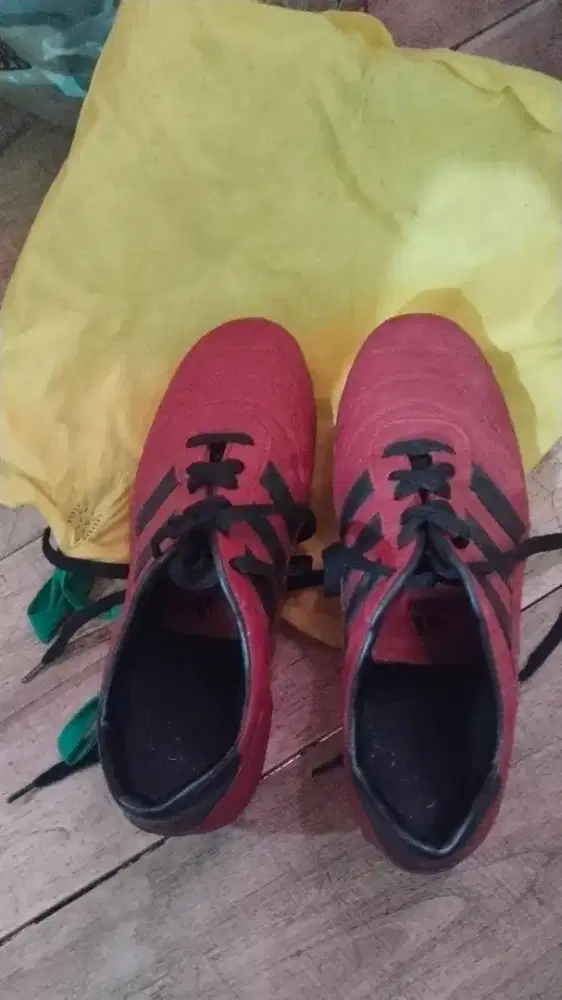 Jual sepatu bola merek Adidas ukuran 40