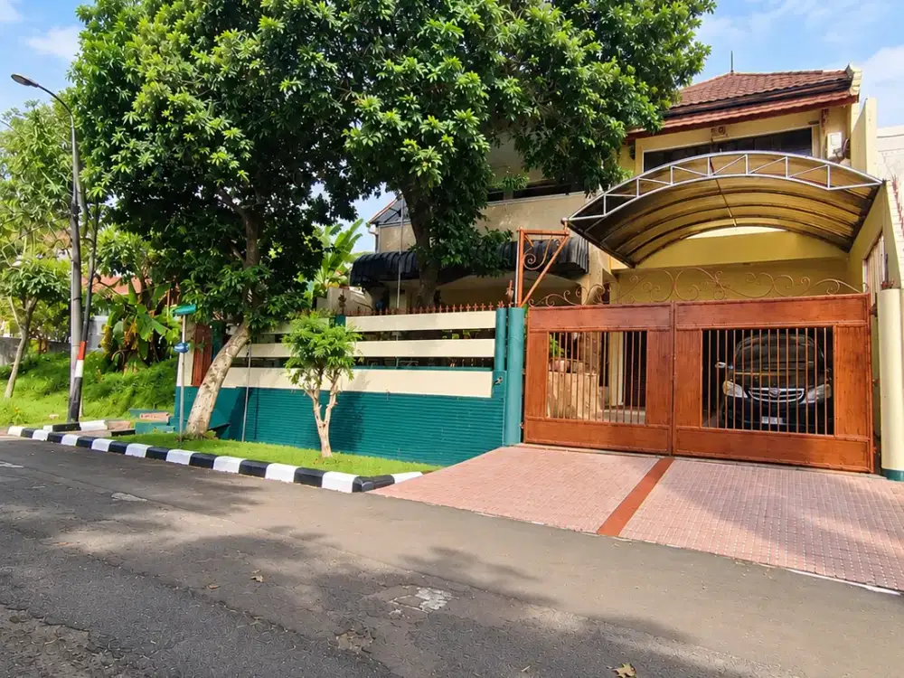 Rumah Luas Terawat dengan Kolam Renang Pribadi di Bukit Cinere Indah