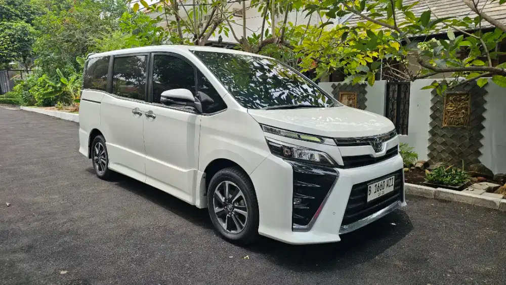 Toyota Voxy 2.0 AT 2018