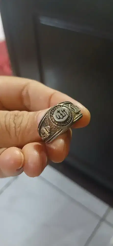 Cincin ukir timbul atas kiri kanan koleksi pribadi