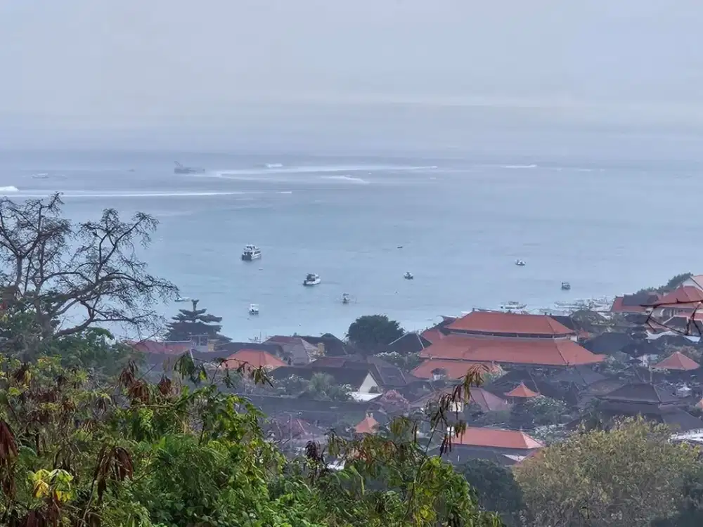 NUSA LEMBONGAN OCEAN, SURF BREAKS AND MOUNT AGUNG VIEWS.