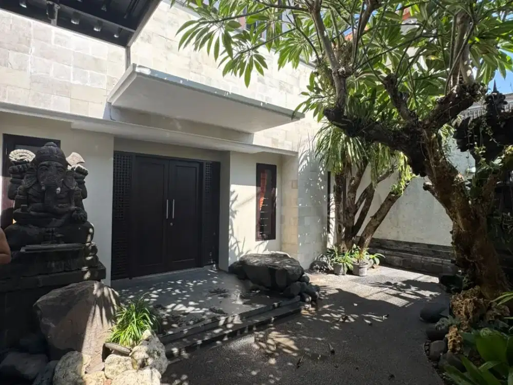 DISEWAKAN RUMAH STRATEGIS DI RENON