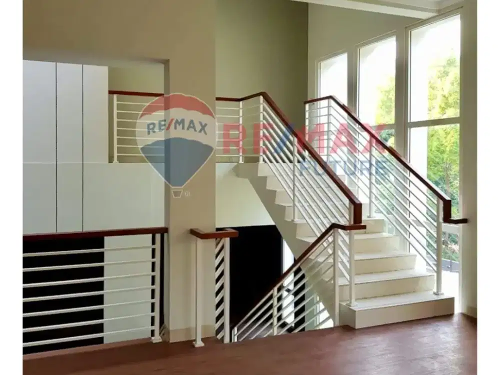 RUMAH RASA VILLA HOOK DEPAN DAN SAMPING TAMAN BESAR- KEBAYORAN BINTARO