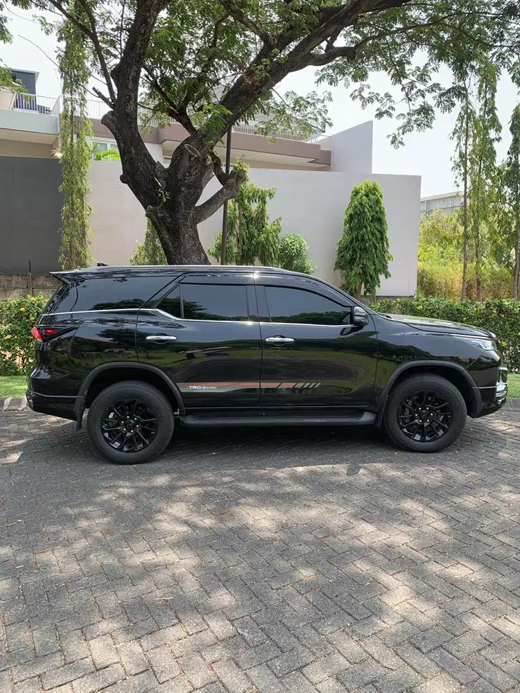 Toyota fortuner 2.4 VRZ 4x2 AT th 2021 hitam