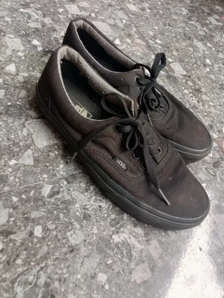 Jual sepatu Vans authentic Full black Ori UK 39