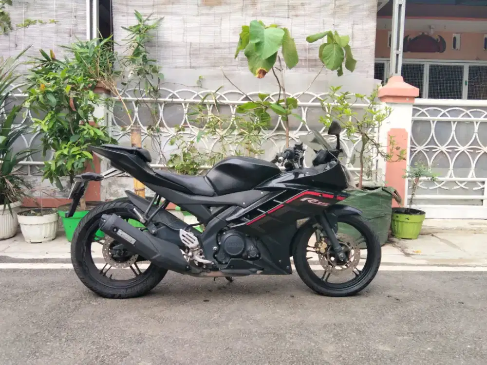 Di jual cepat Yamaha R15 Thn 2015 warna hitam Tangan pertama