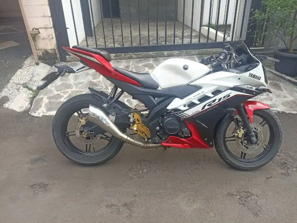 YAMAHA R15 Plat SOLO. 150cc. Lengkap. 

Siap Pakai.