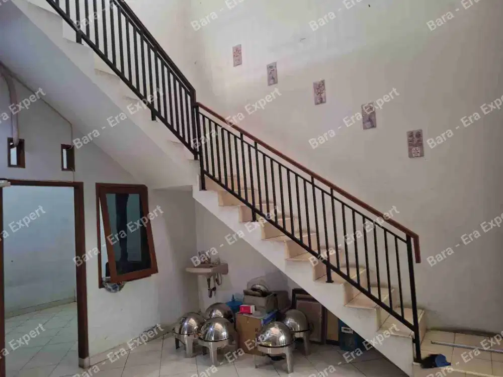 Jual rumah besar dengan 7 kamar harga 3 kamar di kayu putih. Harga nego sampai jadi.