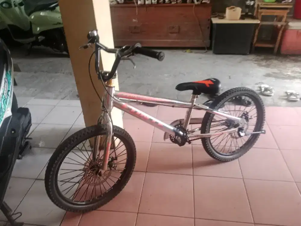 sepeda fonte warna abu abu