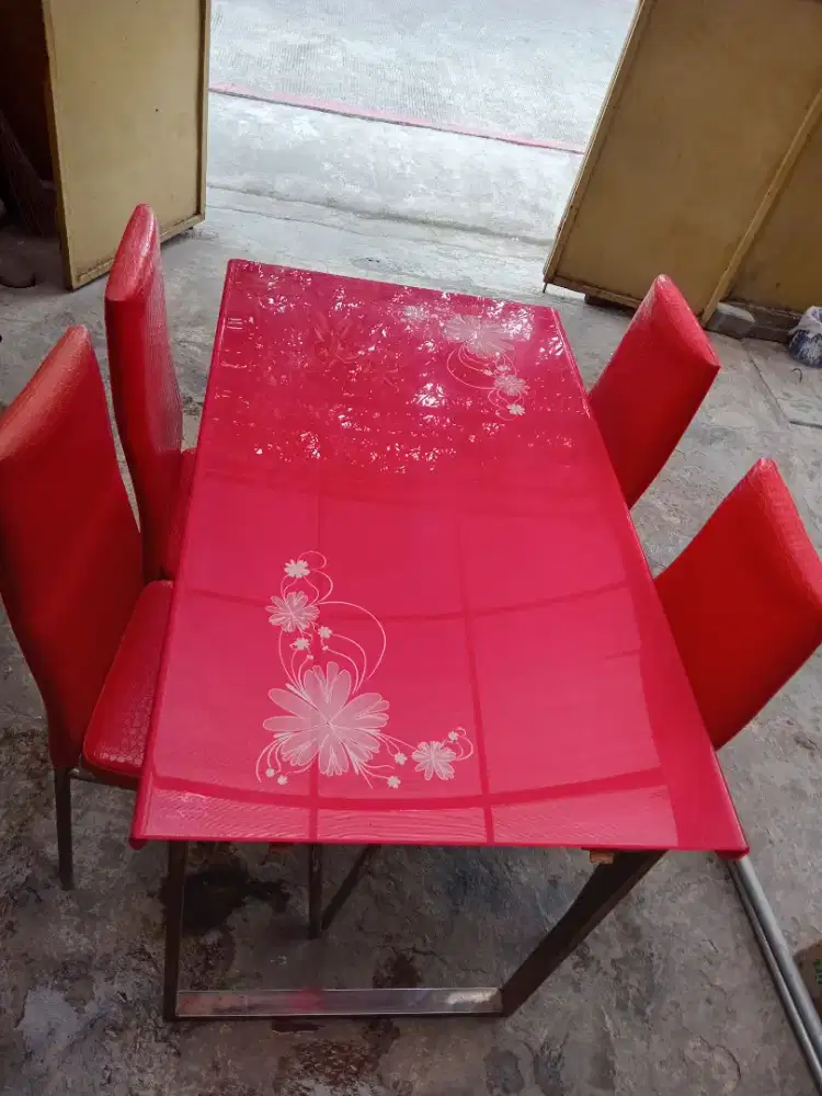 Meja Makan Merah