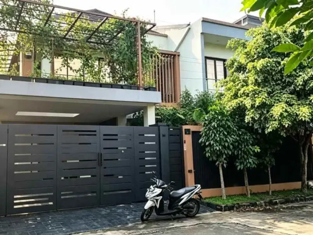 DIJUAL RUMAH MEWAH MODERN FUTURISTIK DENGAN PRIVATE POOL DI RAWALUMBU, BEKASI