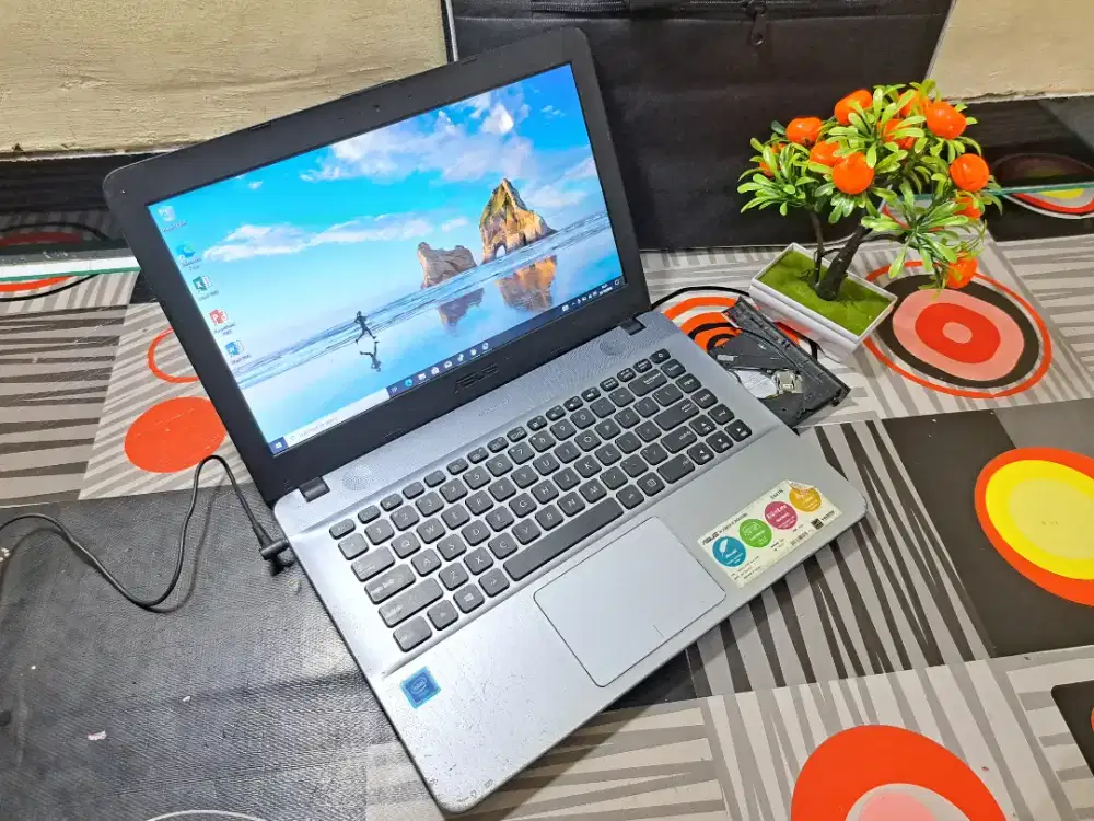 BU bngt 600 aja laptop asus X441N silverr