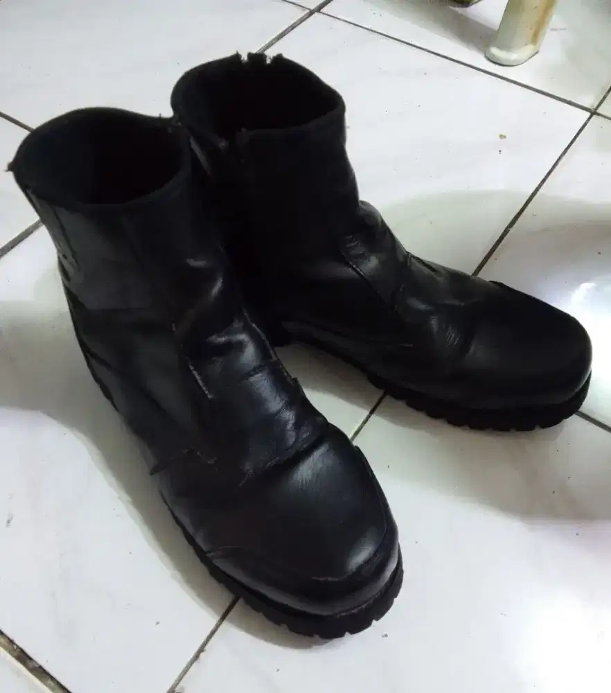Sepatu kulit pria