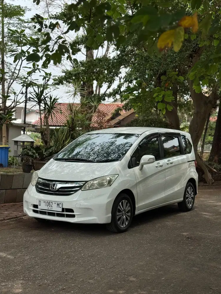 Honda Freed 2013 Psd E AT mulus terawat Putih matic