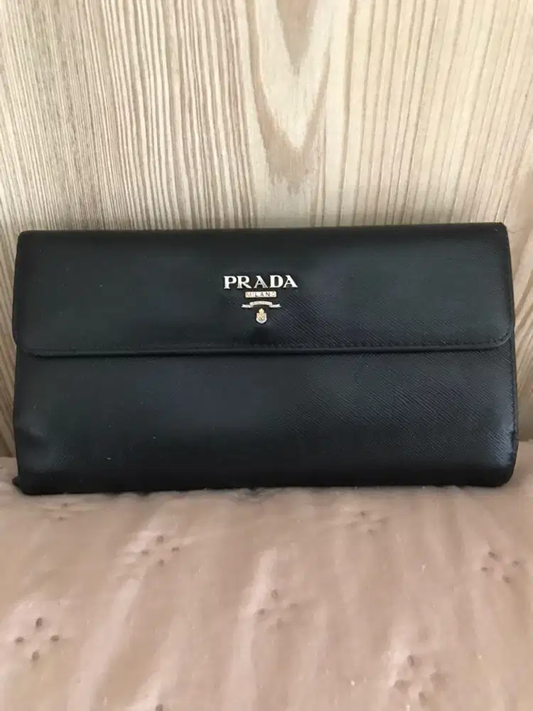 PRADA WALLET AUTHENTIC