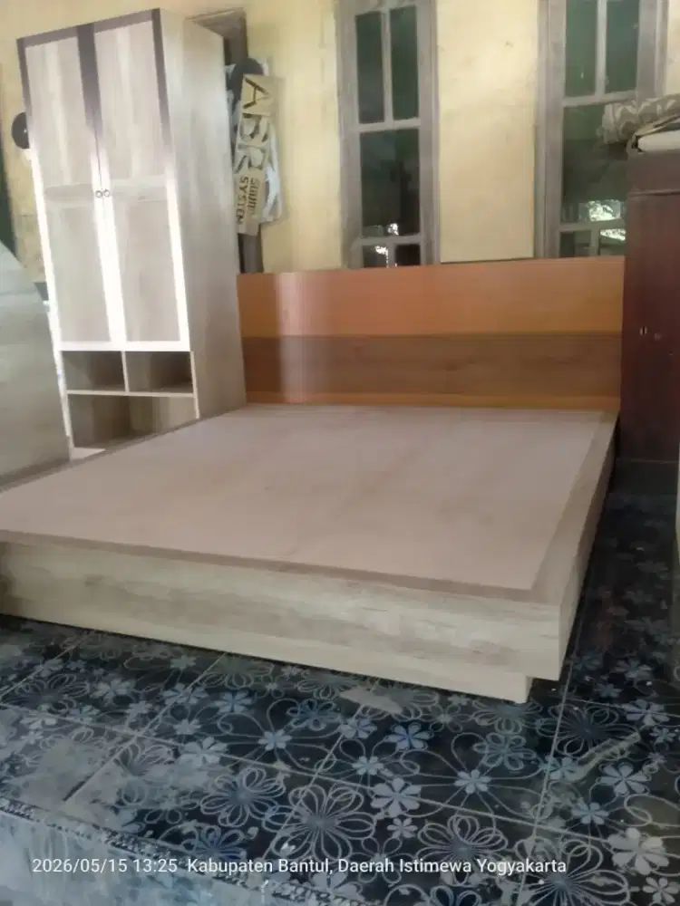 Tempat tidur ukuran 180 x 200