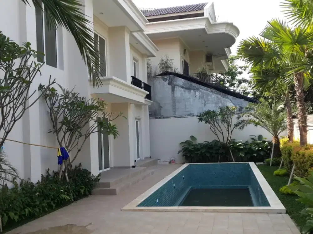 Giri Loka 2 BSD. Rumah Mewah Dengan Pool.