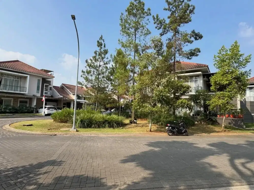 Rumah Luas Terawat Posisi Hook Di Kota Baru Parahyangan