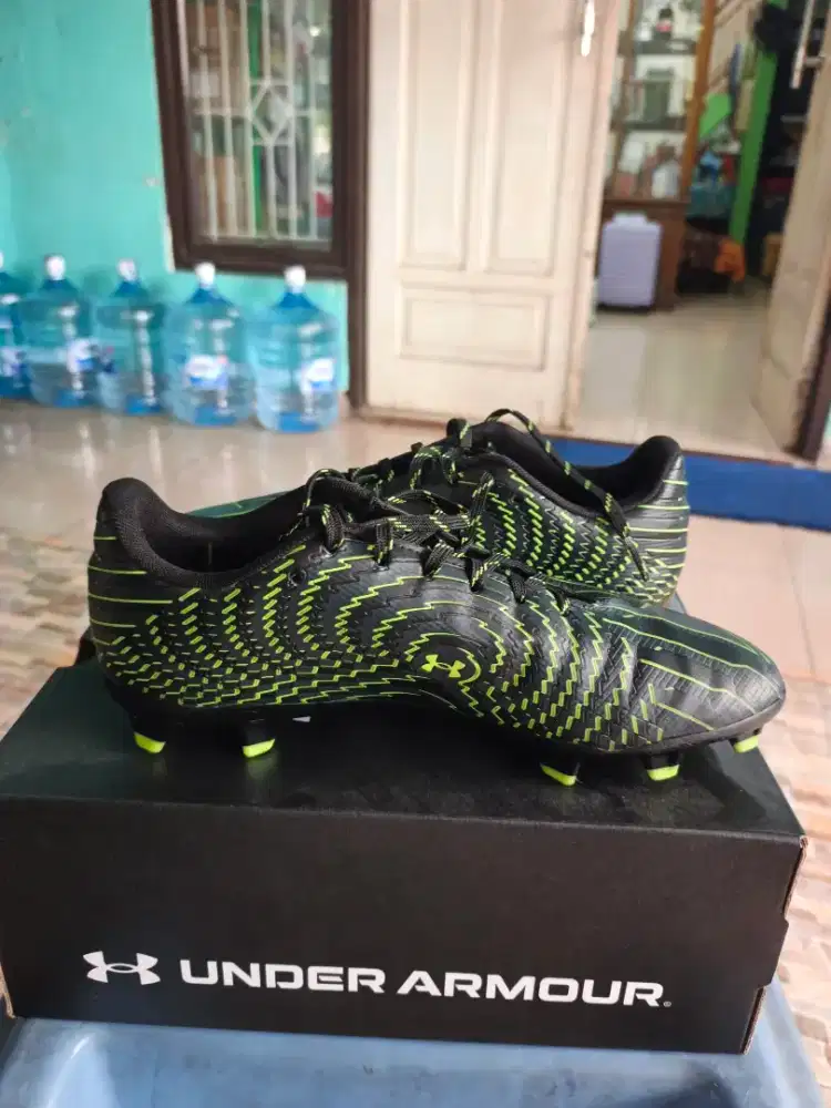 SEPATU BOLA UNDER ARMOUR SHADOW 4 SELECT