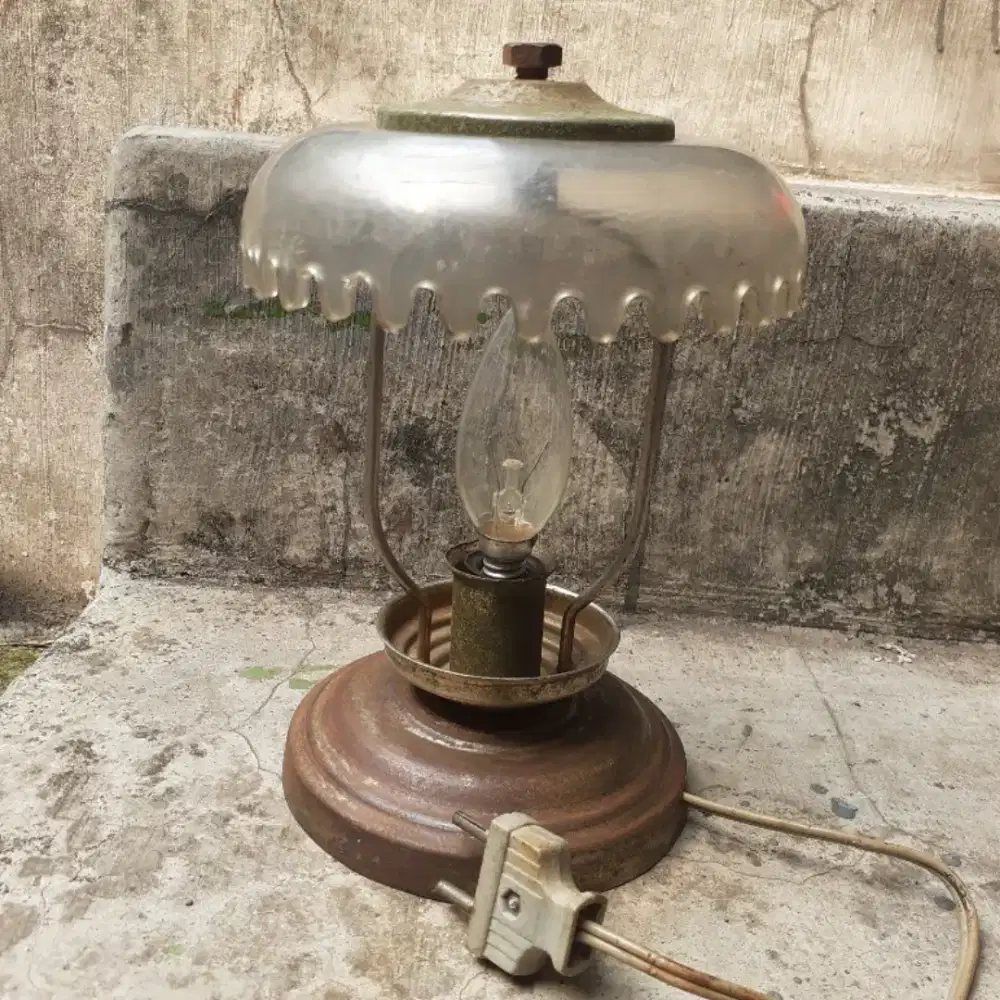 Lampu meja antik