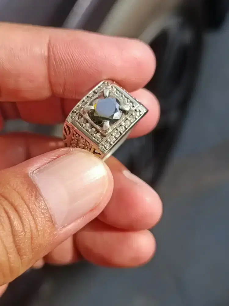 Black diamond monssanite 2crt