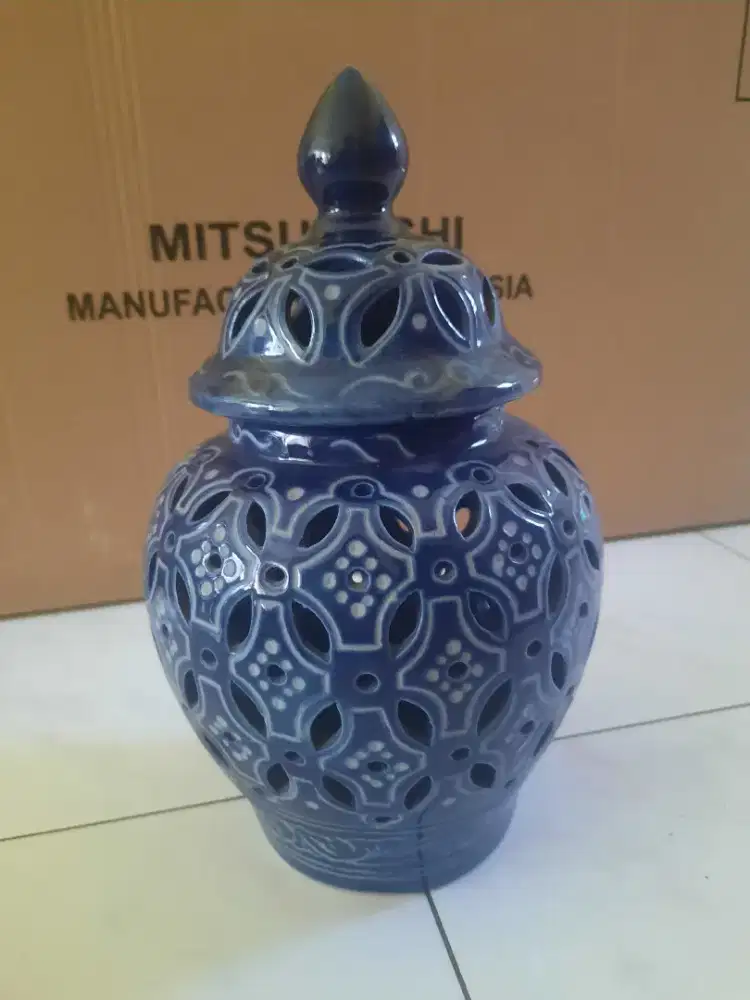 Keramik hias motif batik