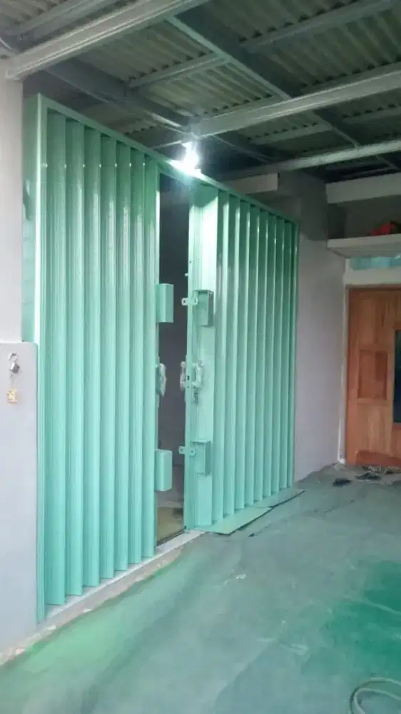 Folding gate besi
