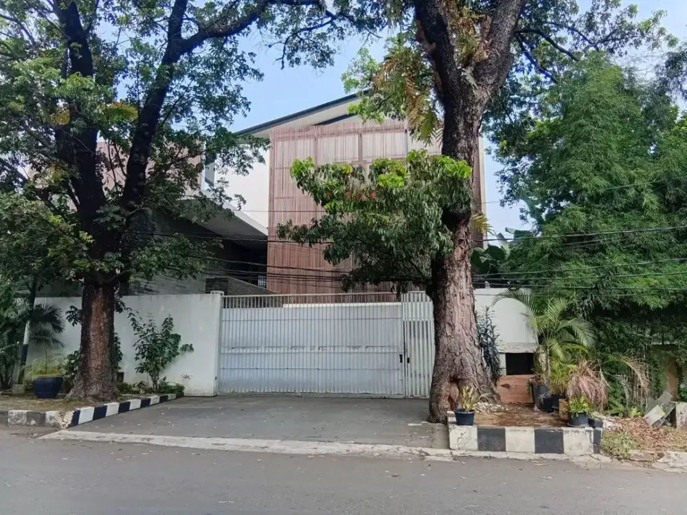 Miliki hunian megah nan mewah di salah satu kawasan paling prestisius, elite, dan strategis di Jakarta Selatan.