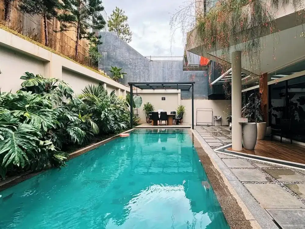 TERMURAH DISEWAKAN RUMAH VILLA SUPER MEWAH FULL FURNISHED LOKASI DI RESORT DAGO PAKAR BANDUNG