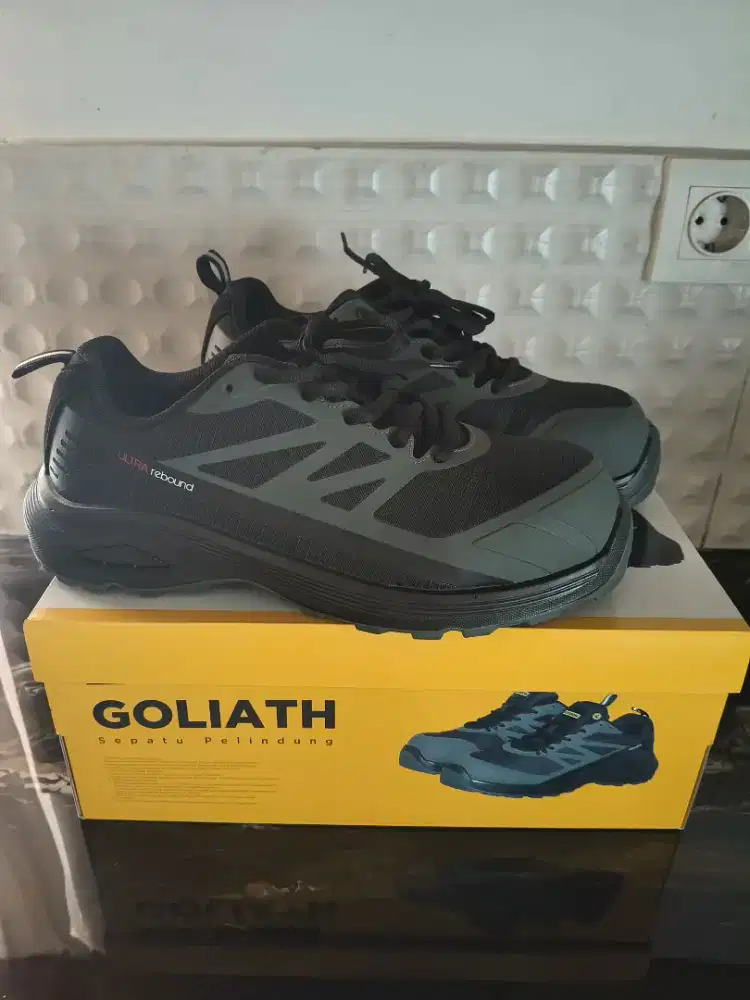 Sepatu safety size 42.5