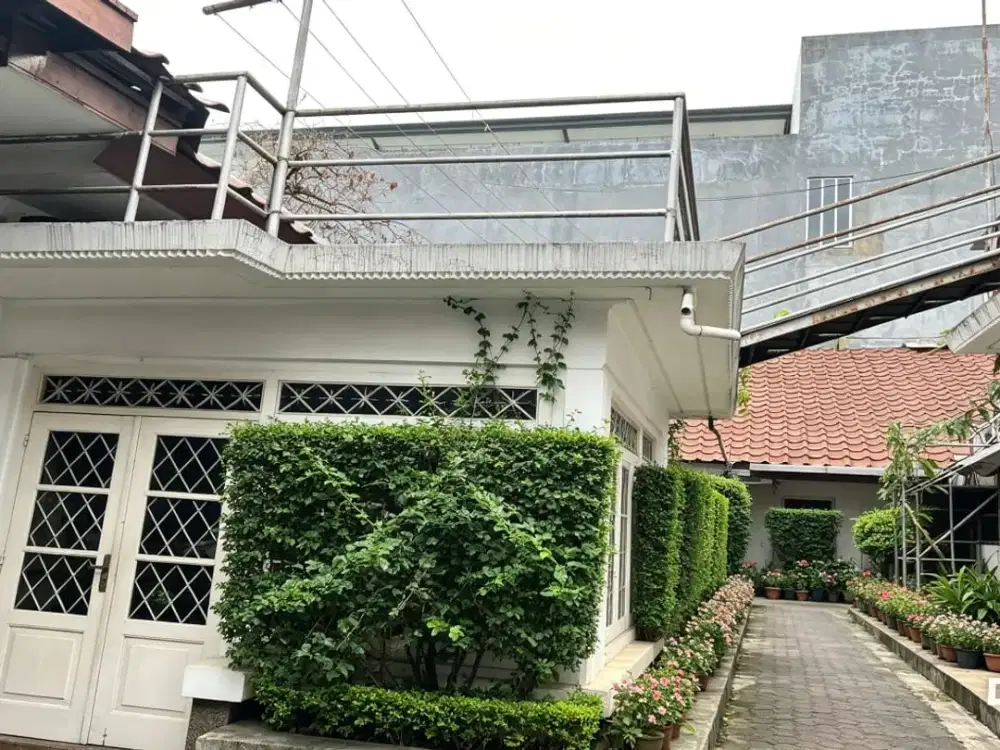 Kesempatan langka memiliki hunian mewah di salah satu lokasi paling prestisius di Jakarta Selatan.
