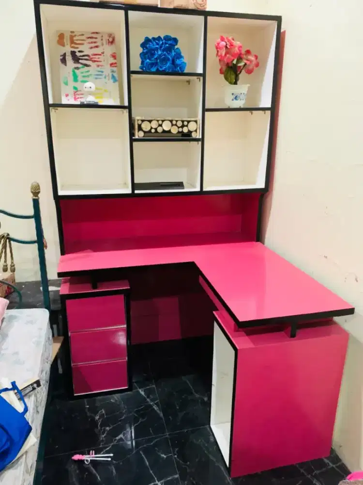 Lemari rak meja belajar pink