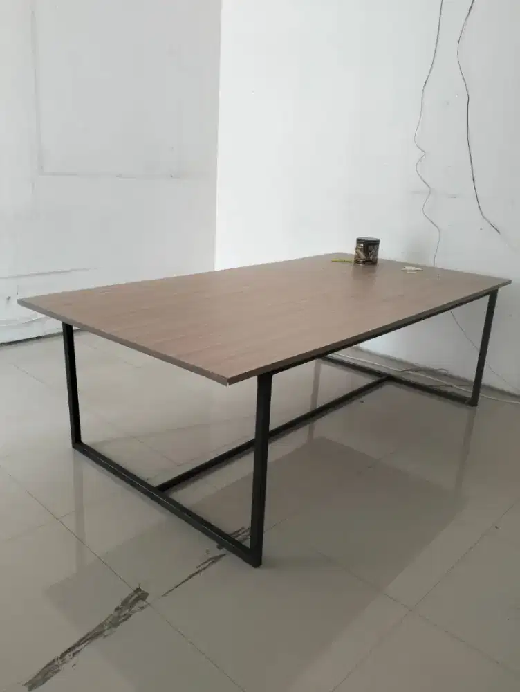 Meja rapat kaki besi