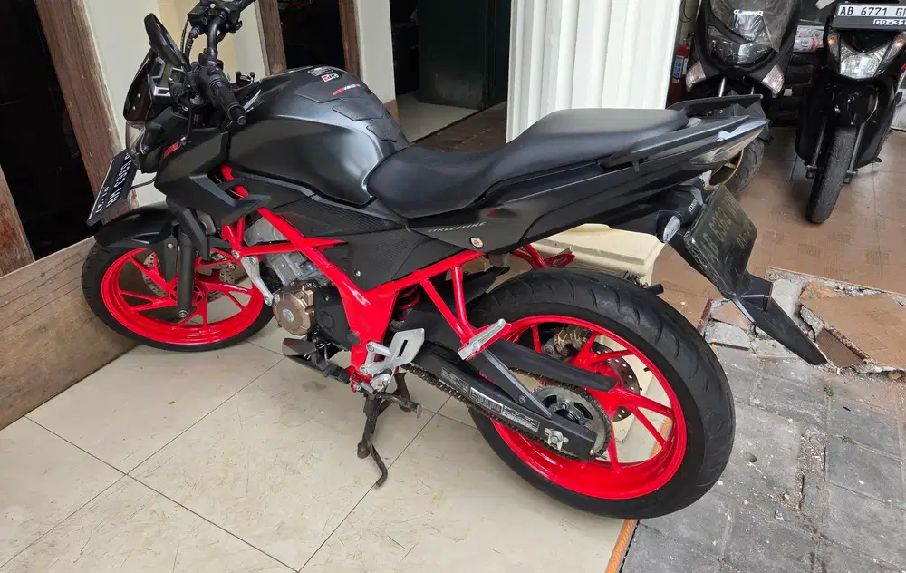 Cb150r facelift hitam doff velg merah 2017 Gbm