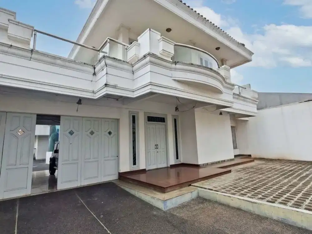 For Rent - Spacious House Near Kebayoran Baru. 10 Minute's to Gandaria City