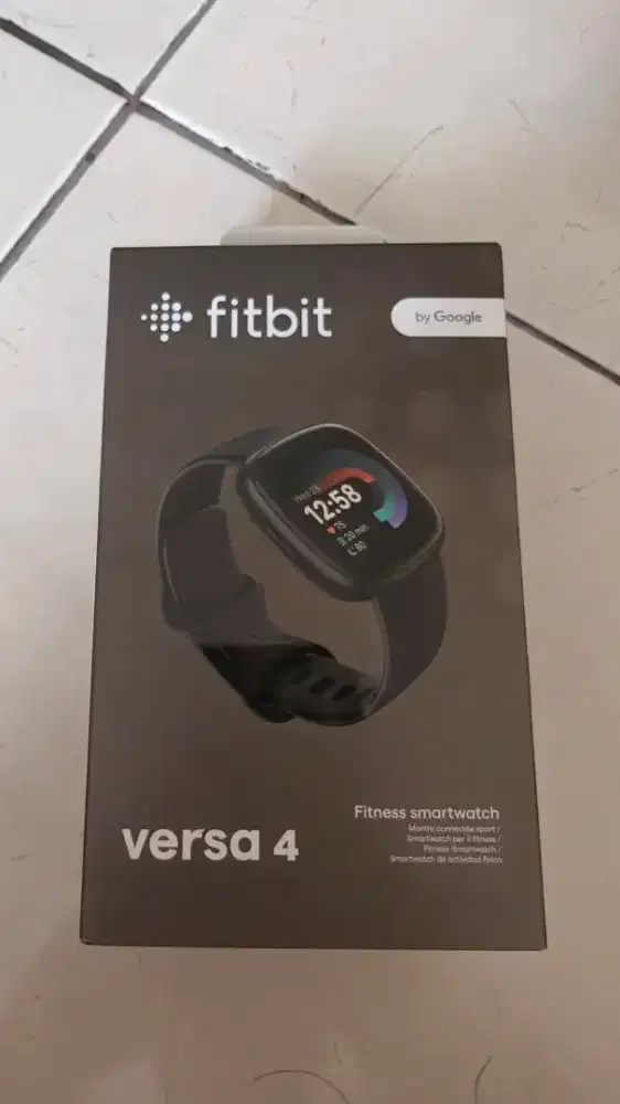 Smartwatch Fitbit Versa 4 bekas, beli di UK