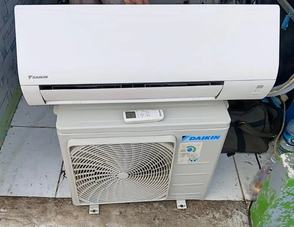 Jual daikin r32 1/2 pk  mulus blm lama pakai+ psang+ gransi 2bln